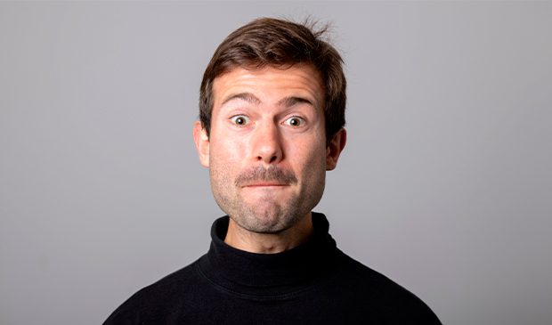 Un paciente oculta sus dientes porque sufre diastema dental.