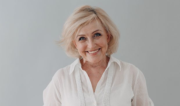 Una pacient es mostra satisfeta per haver recuperat la totalitat de les seves dents sense haver usat implants dentals.